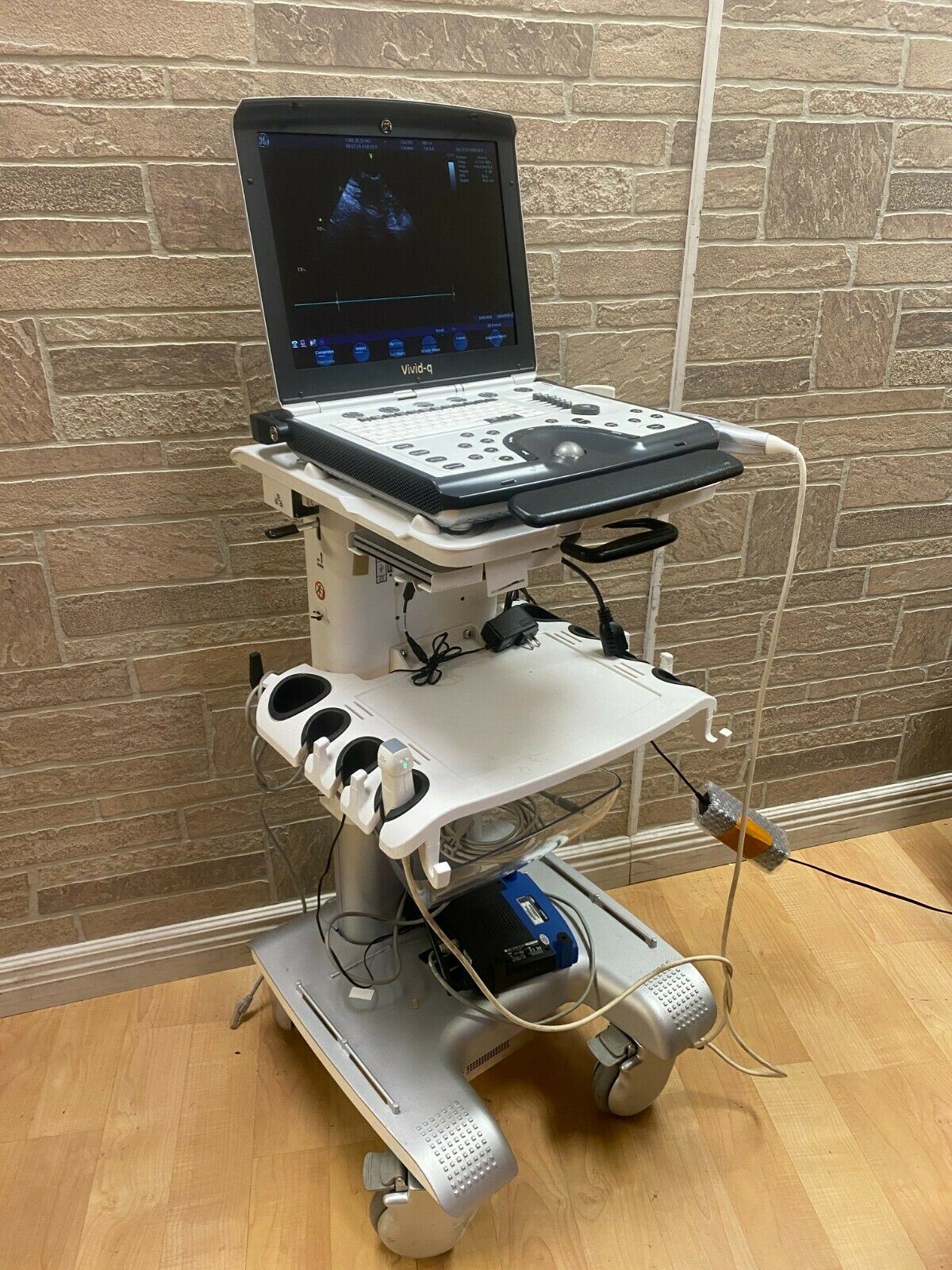 GE VIVID Q PORTABLE ULTRASOUND MACHINE WITH OOBE PHASED ARRAY PROBE  3SC RS DIAGNOSTIC ULTRASOUND MACHINES FOR SALE